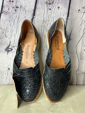 NWT Bearpaws women’s leather huaraches new w/o box, black. Size 8